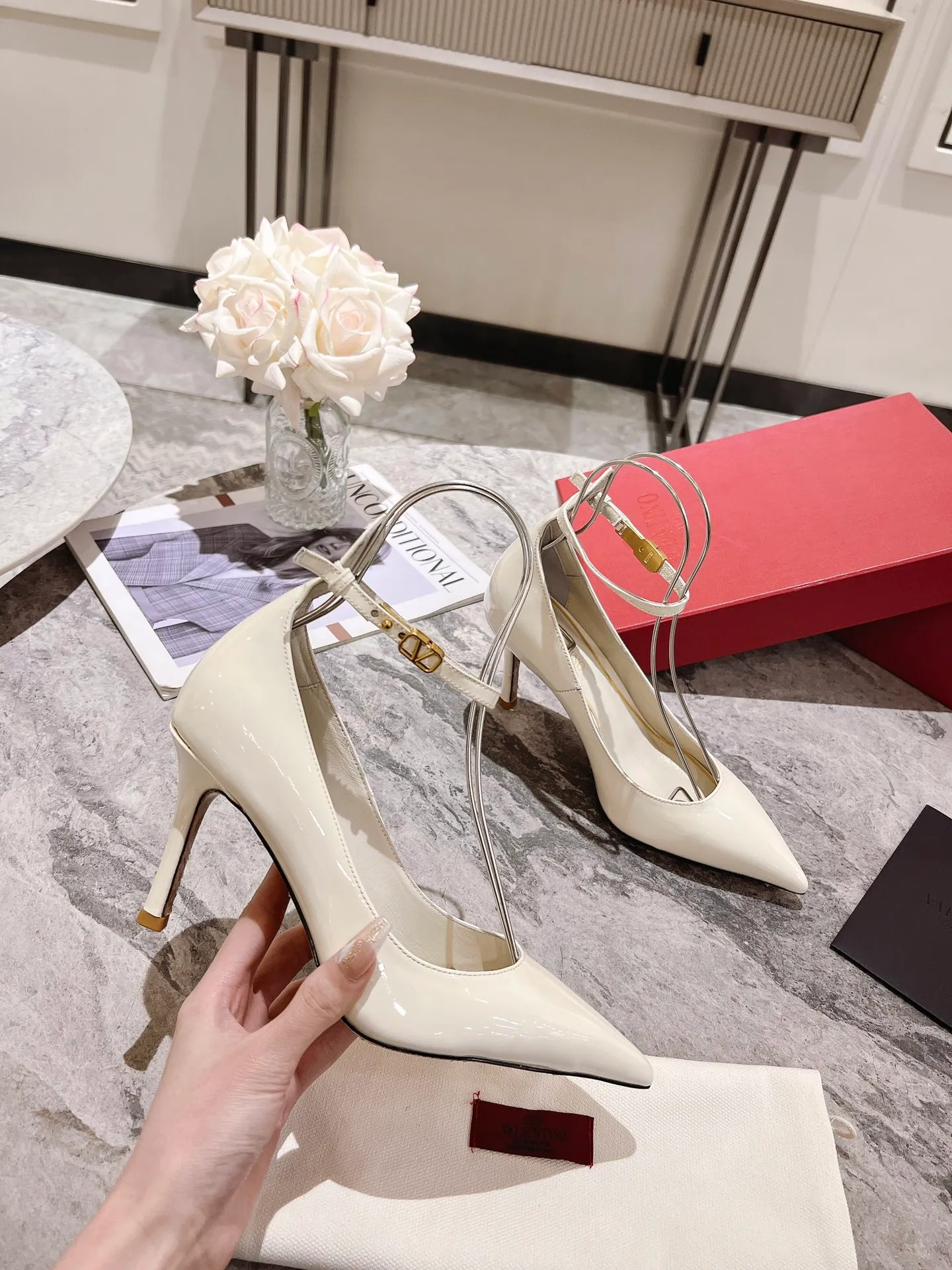 👟👟Ex-factory price 440👟👟 Genuine leather sole +40 Top version 𝑉𝐴𝐿𝐸𝑁𝑇𝐼𝑁𝑂 Valentino new spring and summer women's 6⃣️color patent leather shoes. Unique (small V-label buckle) hardware brings out a full sense of high-end, and the new season will live up to expectations! Worth buying ★ Qipi is absolutely high-grade ❥Original method, absolutely sensual ❥Elegant style, creating a different feeling, simple and elegant style!  Code number: 35-41 (34-42 customized) Fabric: Imported patent leather Lining: Sheepskin lining Heel height: 7cm-10cm2⃣️Various heel height options Leather outsole Rubber outsole